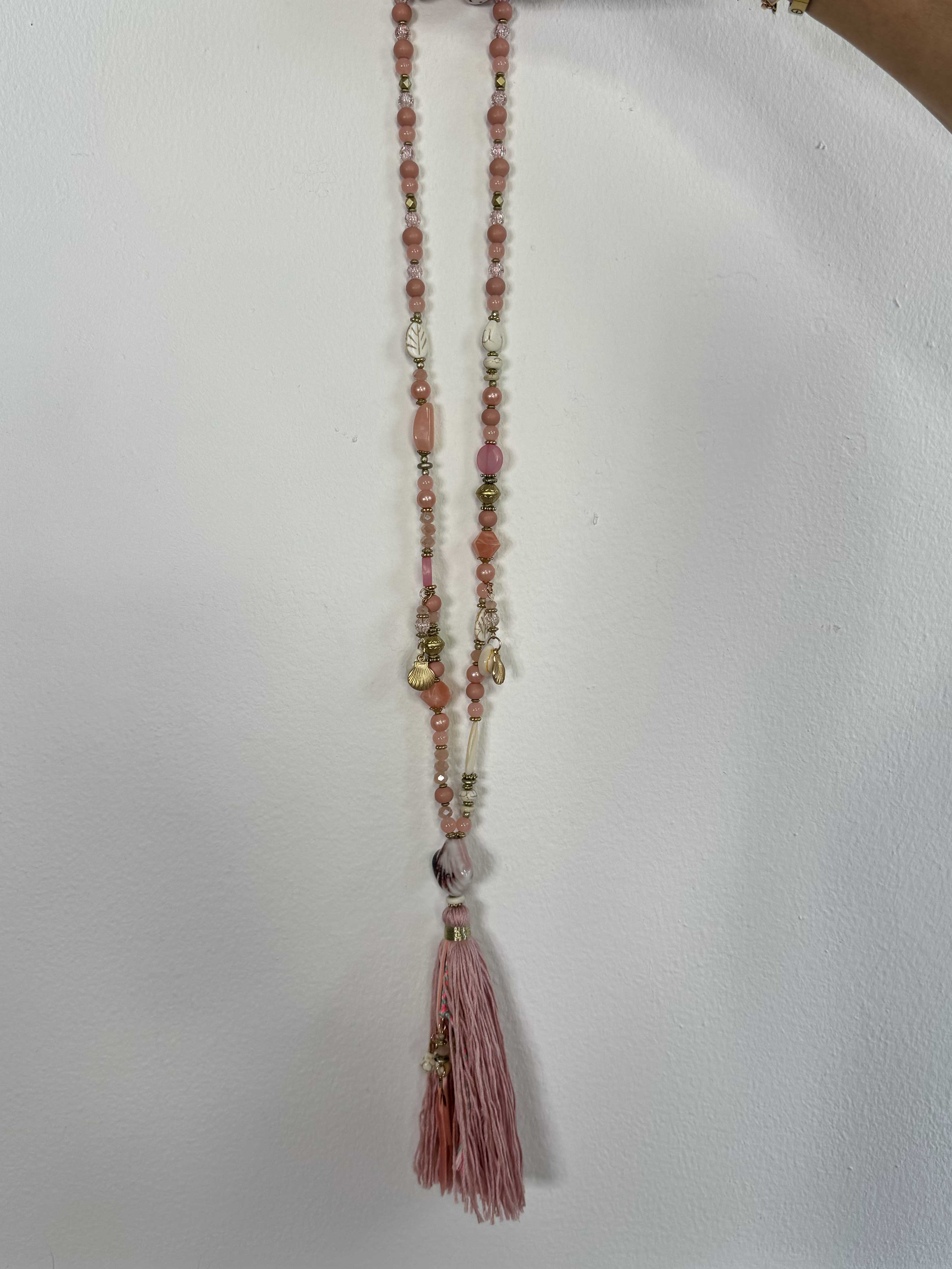 Laike - Pärlhalsband med snäckhänge